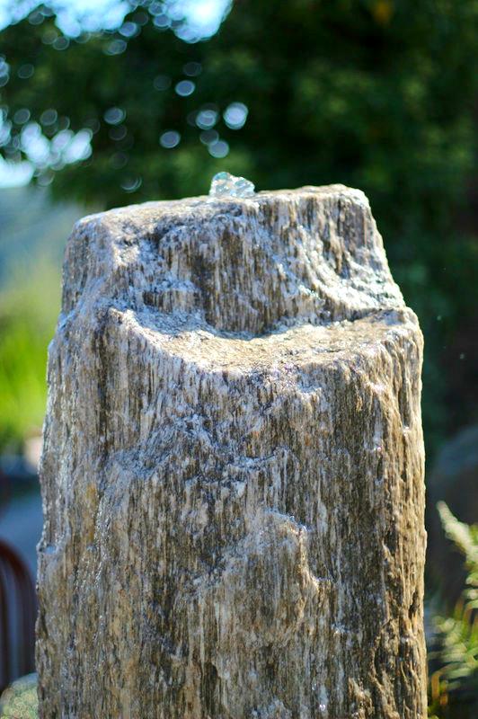 Quellstein Gneis 165cm Naturstein Gartenbrunnen Springbrunnen Komplettset